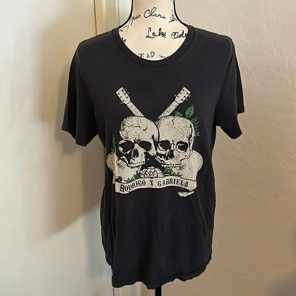 Rodrico Y Gabriela Black Skull Distressed Graphic Shirt Music Band Band Tee
